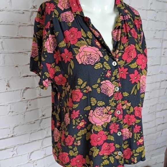 SALTWATER Luxe Floral Cropped Button down shirt - Picture 3 of 10